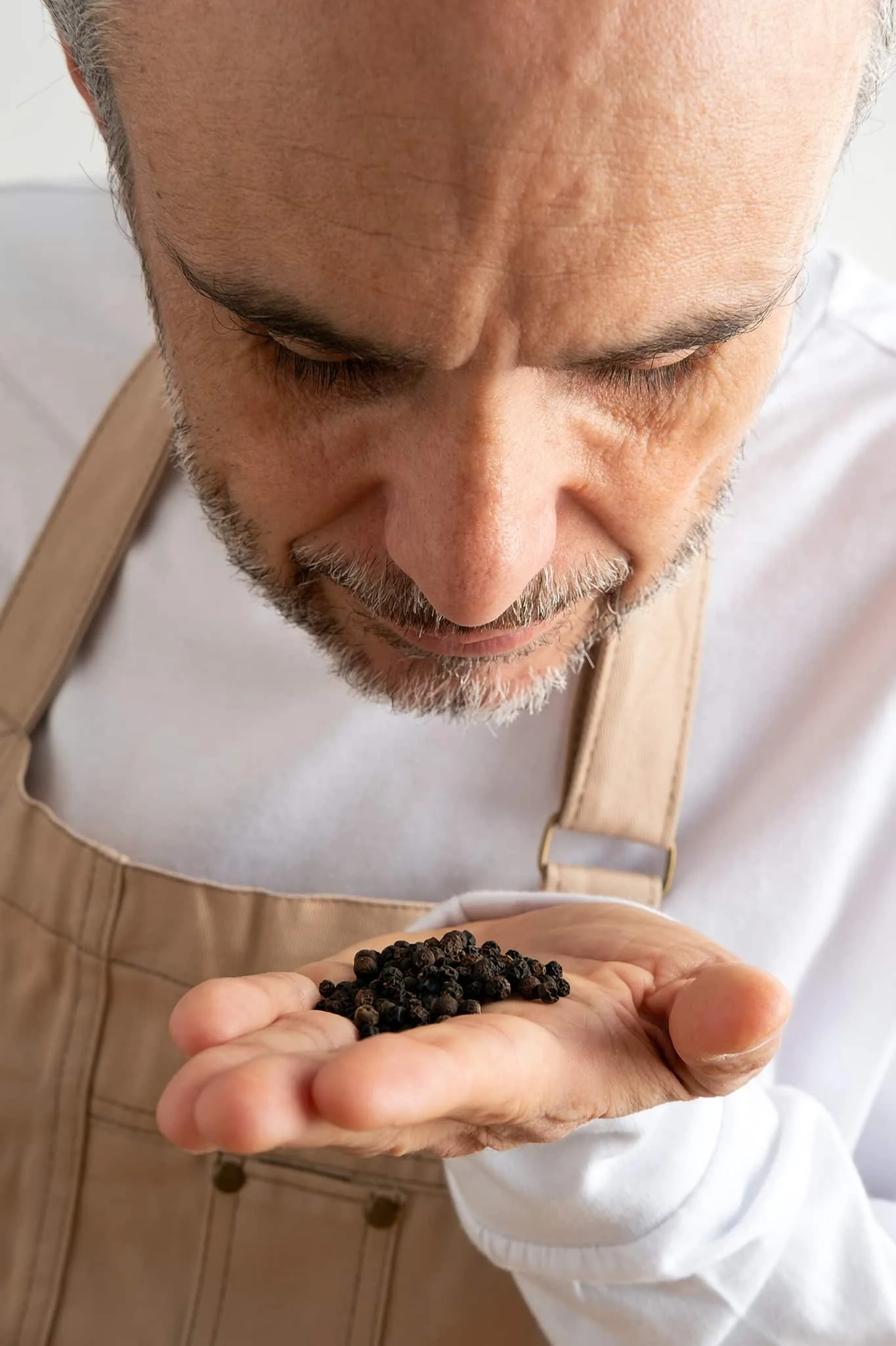 Première mondiale : l’huile essentielle culinaire de poivre Patience (Côte d’Ivoire) – La création sur-mesure au cœur de mon atelier