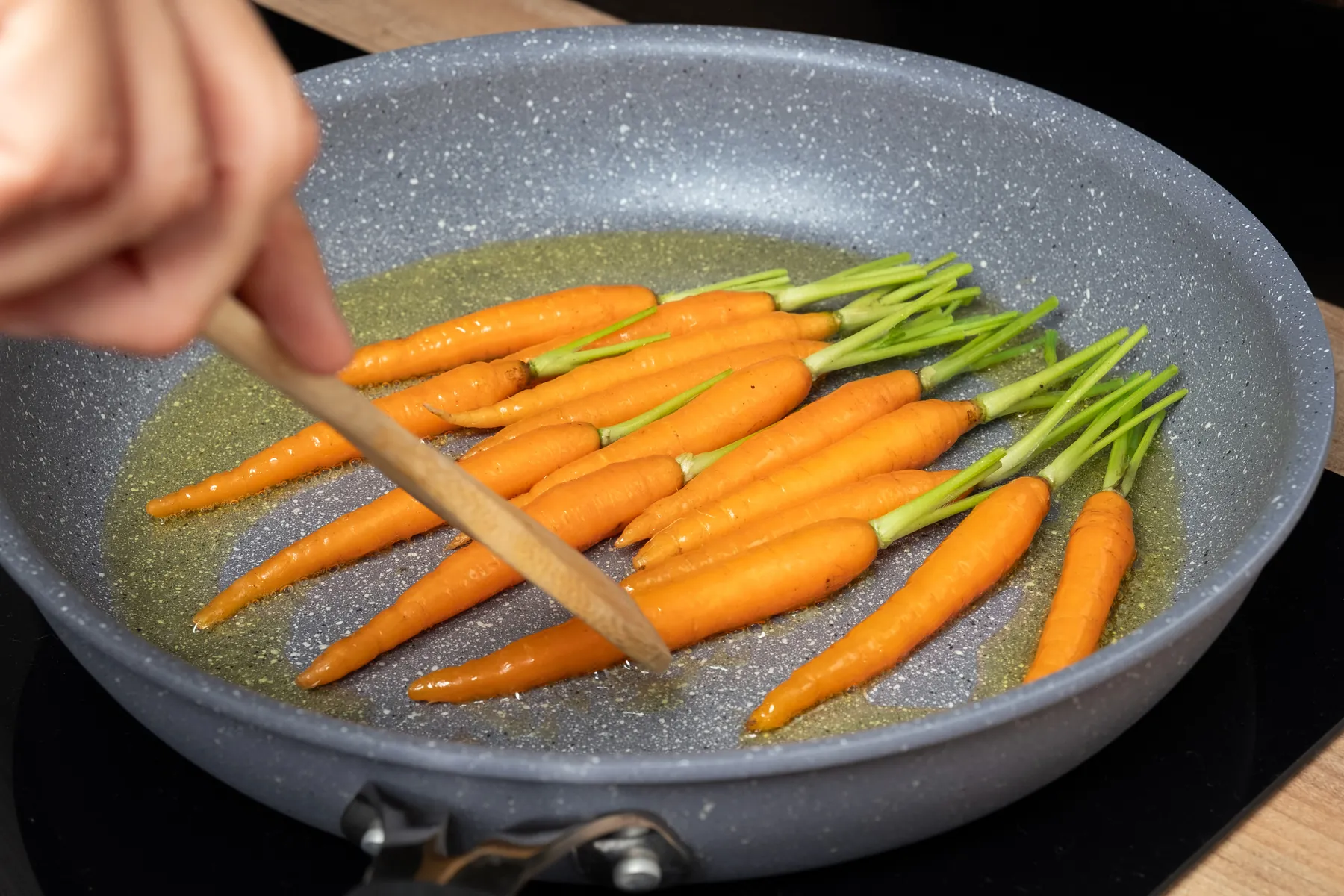 Travail de cuisson et d'assaisonnement