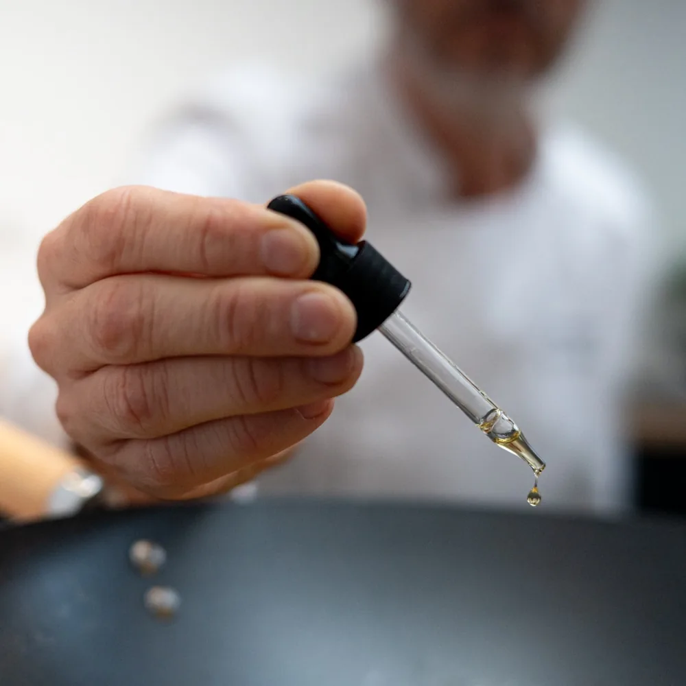 Dosage à la goutte d'une huile essentielle culinaire