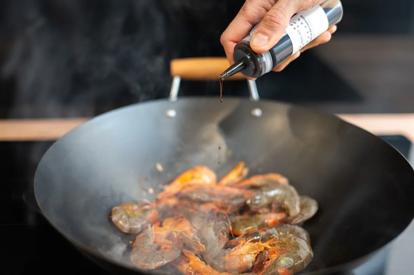 Utilisation d'une huile essentielle culinaire en finition